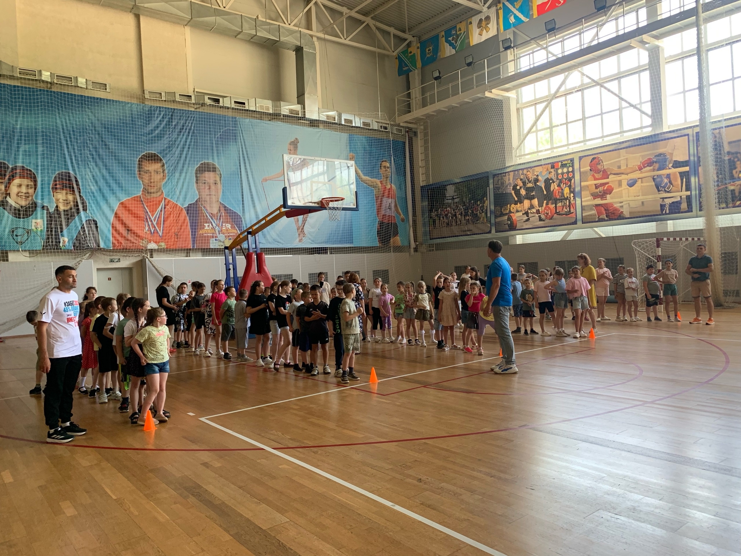 Сегодня в планете спорта учителя физкультуры нашей школы организовали веселые старты. Активисты движения первых активно помогали в проведении мероприятия.