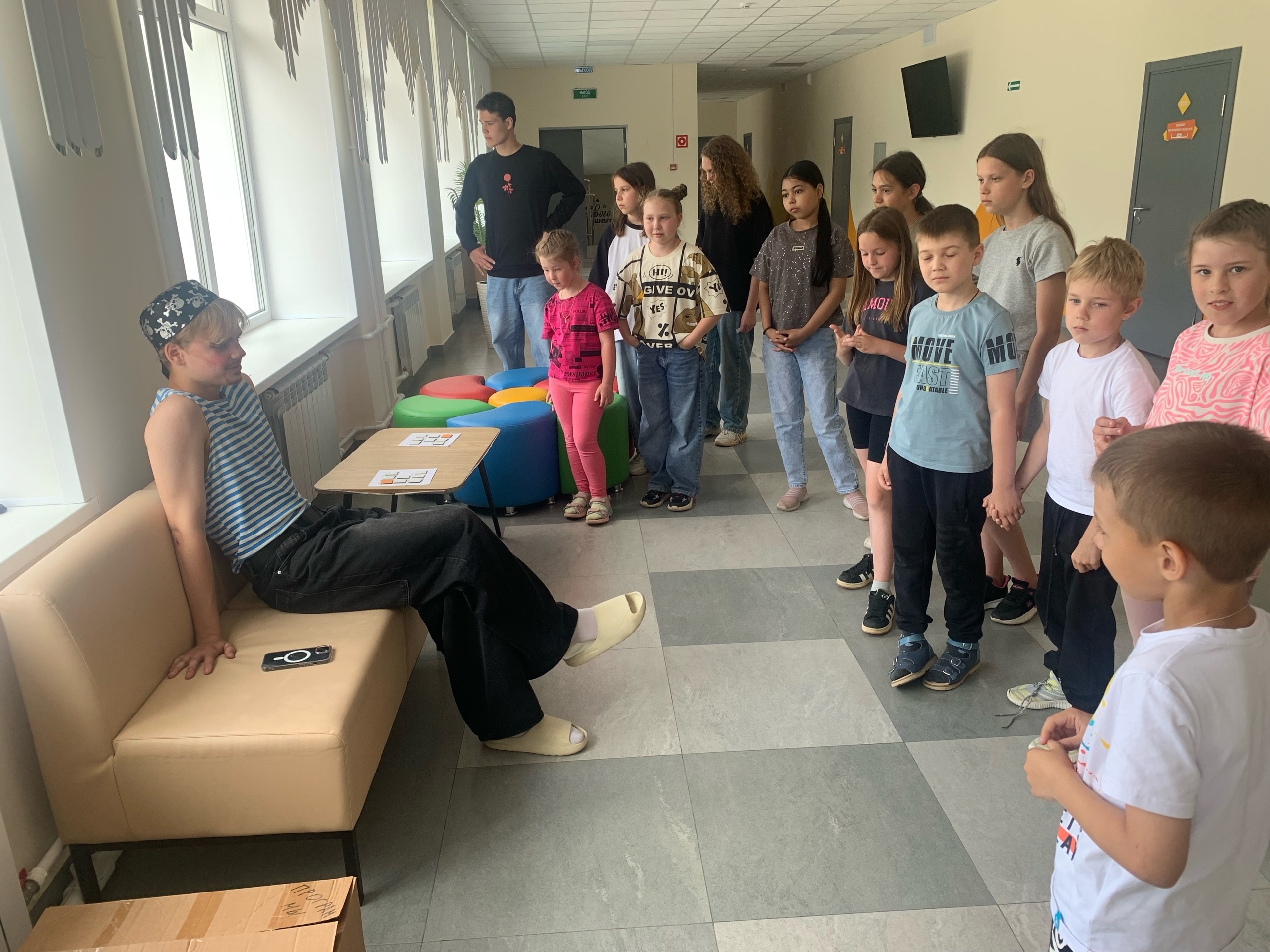 На прошлой неделе пираты украли у детей мороженое, но ребята не растерялись и решили развлечь пиратов. В результате, все дружно ели мороженое и играли на улице.