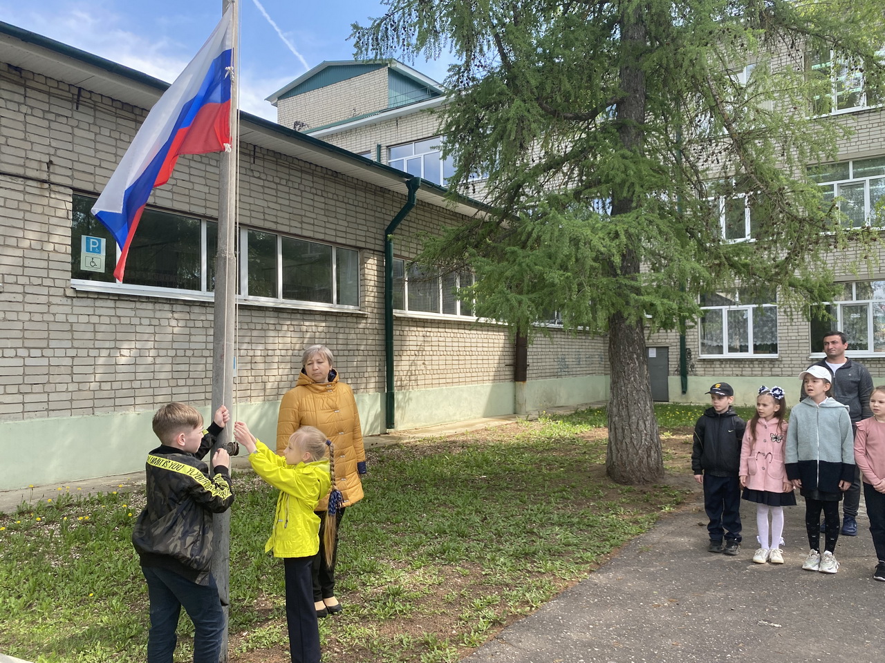 Школьная неделя завершилась спуском флага и церемонией награждения.