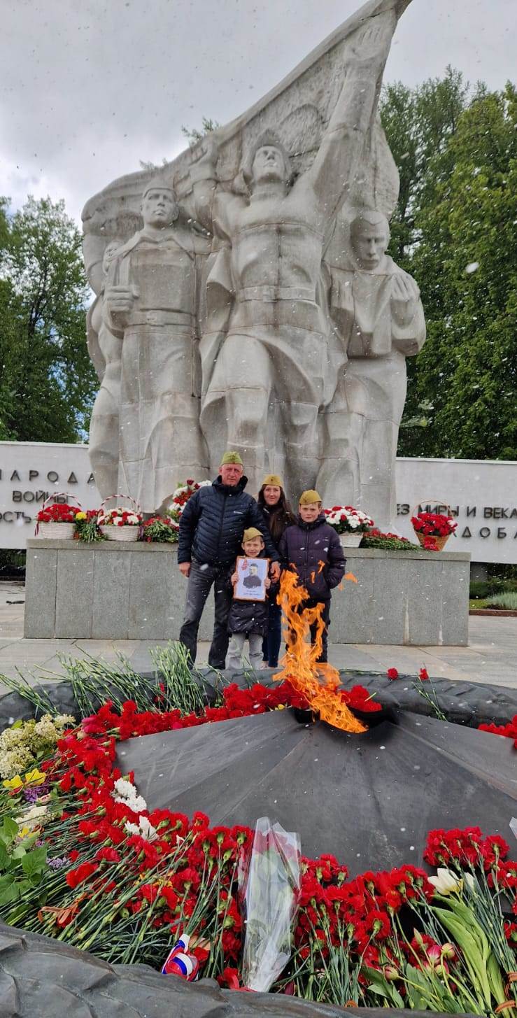 Возложение цветов к памятникам воинам, погибшим во время Великой Отечественной войны.