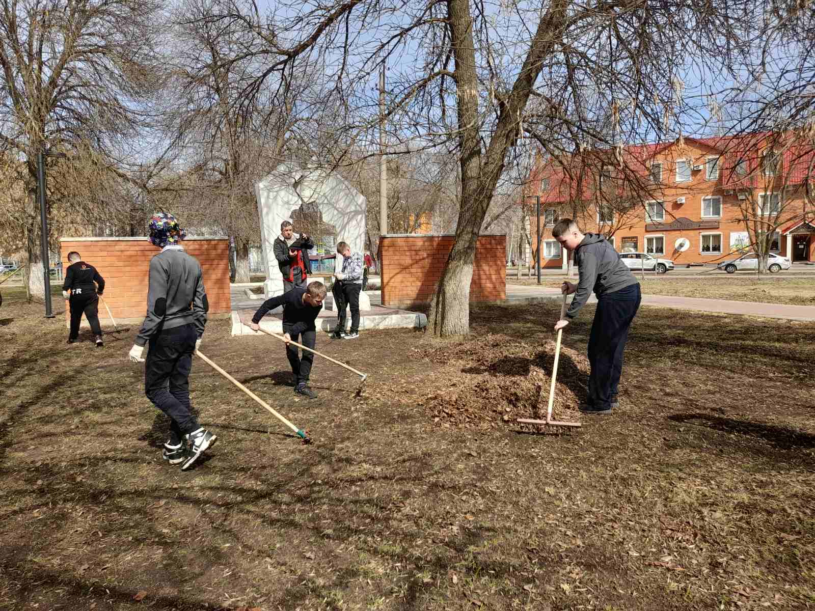 Апрель - традиционное время для проведения субботника.