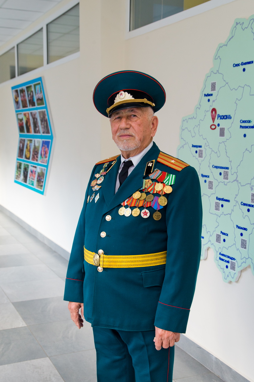 Учащиеся нашей школы поздравили ветерана педагогического труда Тураева Джуру Тураевича с юбилеем.