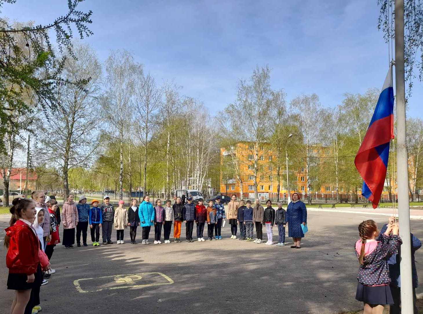 Школьная традиция: еженедельные линейки.